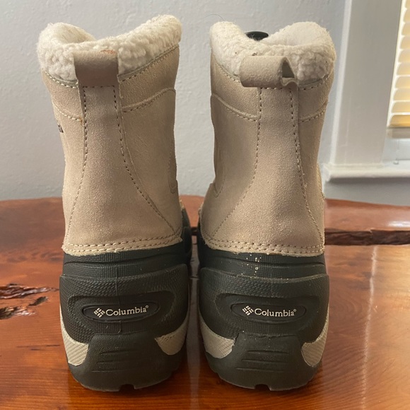 Fuzzy waterproof Columbia Boots - Picture 3 of 4
